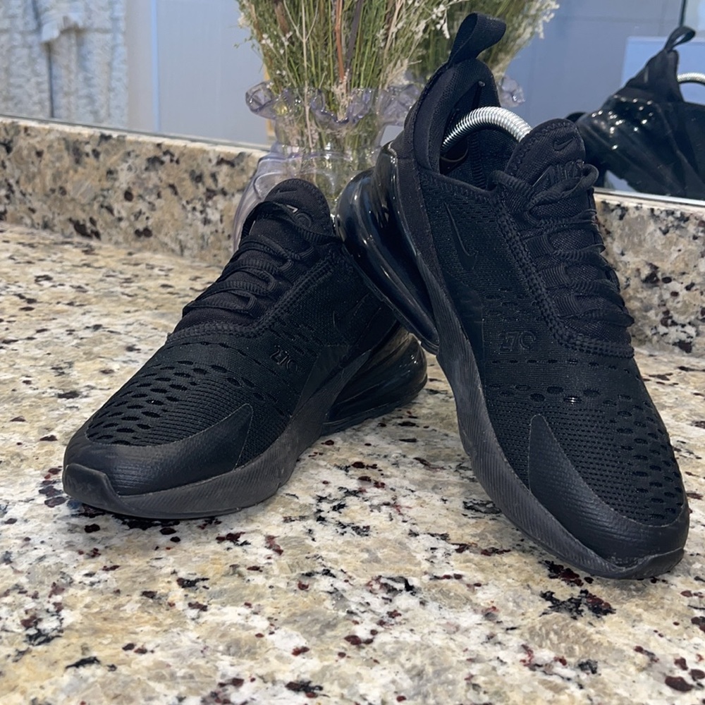 NIKE  AIR MAX 270 IN TRIPLE BLACK 🖤🖤WOMENS 6 YOUTH 4.5. GENTLY PRE WORN 🖤🖤